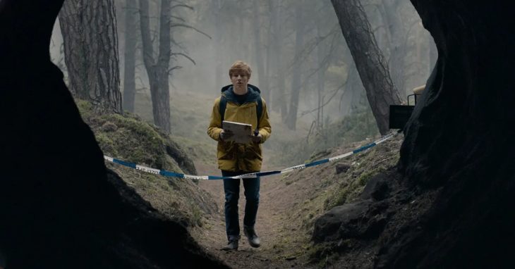 Escena de la serie Dark con Jonas entrando a la cueva de Winden