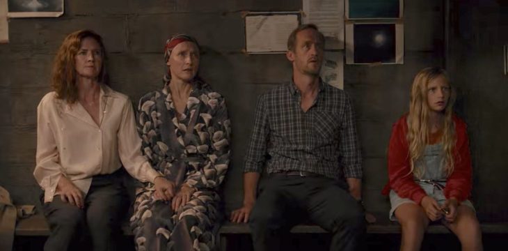 Escena de la serie Dark con la familia Doppler dentro del búnker