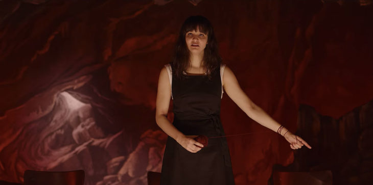 Escena de la serie Dark con Martha Nielsen en una obra de teatro