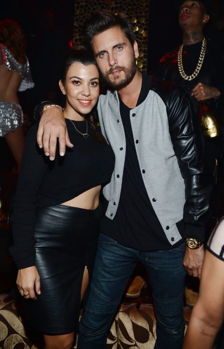 Kourtney Kardashian y Scott Disick en una discoteca