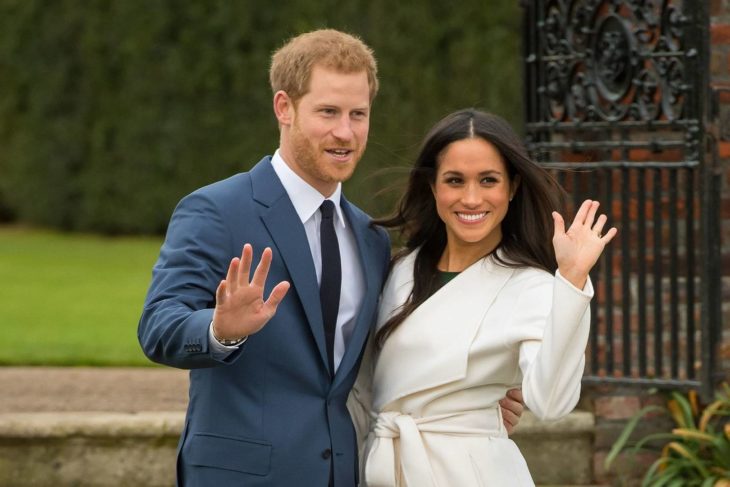 Meghan Markle y el príncipe Harry saludando a la prensa