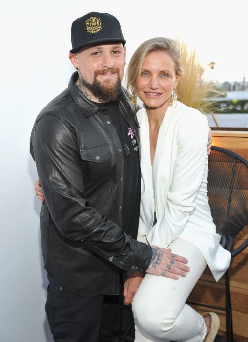 Cameron Diaz y Benji Madden en una terraza