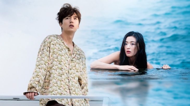Lee Min-ho y Jun Ji Hyun a la orilla del mar en una escena de la serie con sirena La leyenda del mar azul
