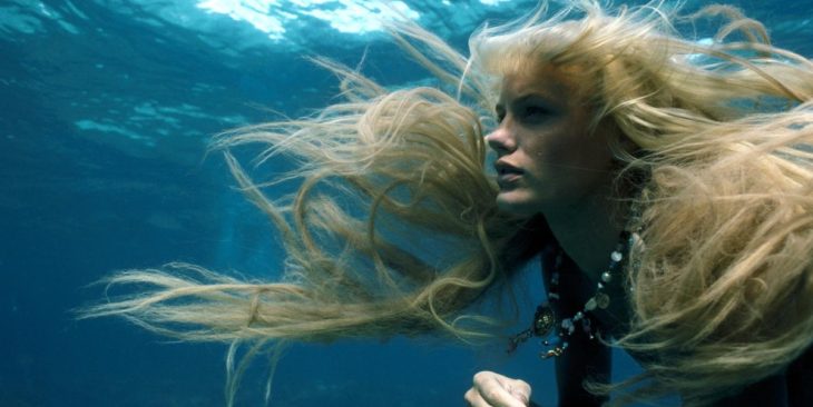 Escena de la película Un, dos, tres... Splash, con una sirena nadando debajo del mar