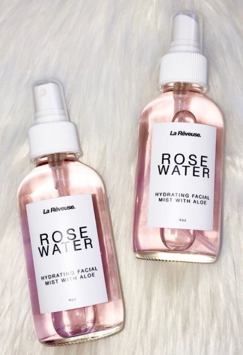 Frascos de cristal con agua de rosas