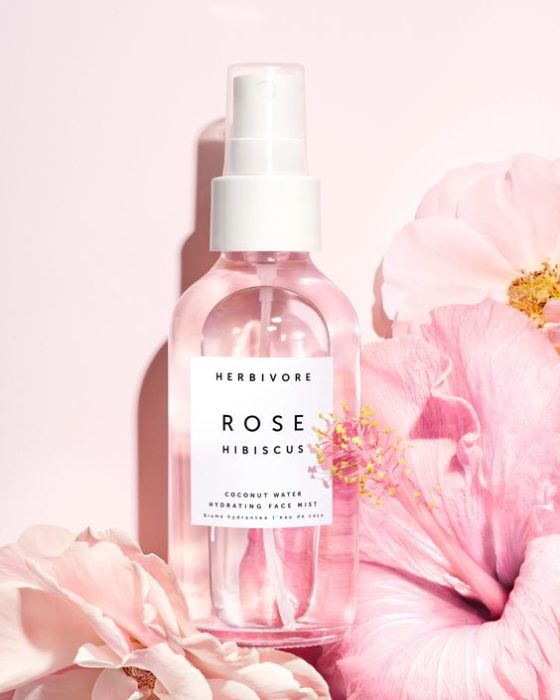 Frasco con agua de rosas
