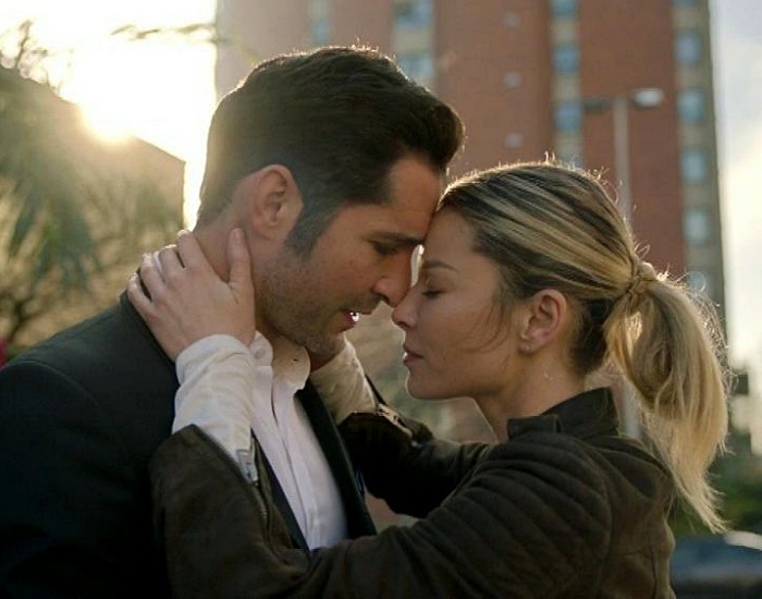 Tom Ellis y Lauren German en la serie de lucifer