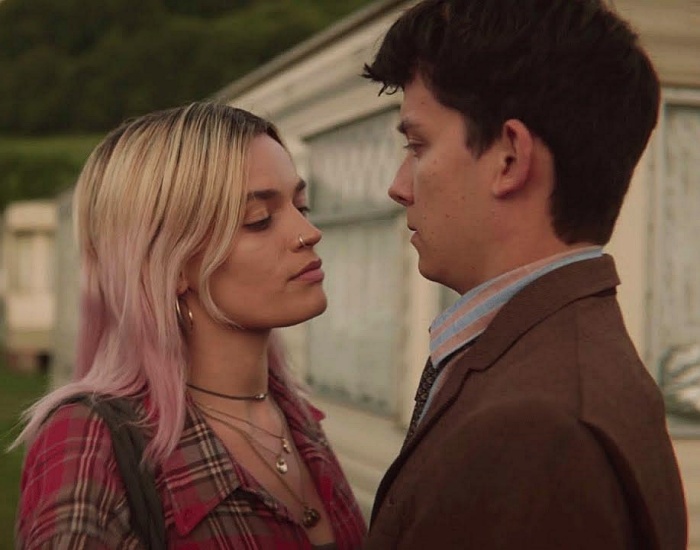 Emma Mackey y Asa Butterfield en la serie de netflix sex education