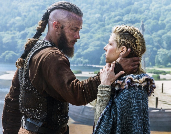 Travis Fimmel y Katheryn Winnick en la serie de history channel vikings