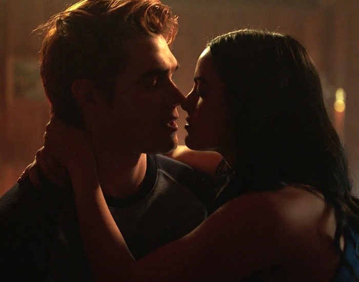 camila mendes y kj apa en la serie de riverdale