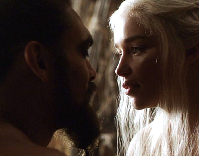 jason momoa y emilia clarke en la serie game of thrones