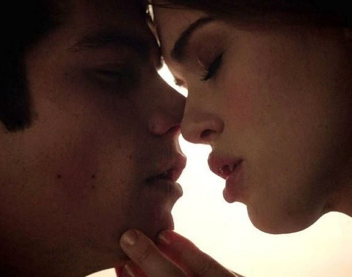 Holland Roden y Dylan O'Brien en la serie de teen wolf