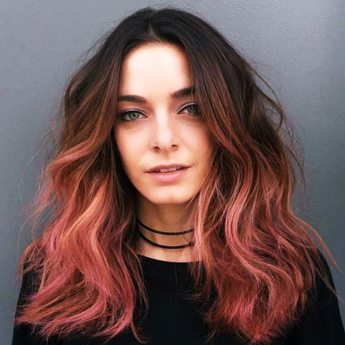 chica con cabello largo en ondas color rose brown o castaño rosa