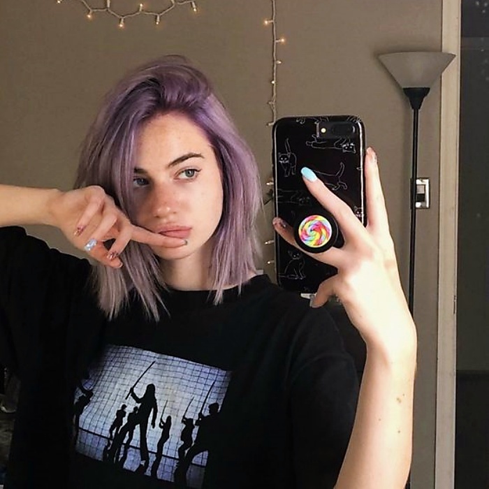 chica con cabello corto color lila o morado pastel baby purple lavender hair