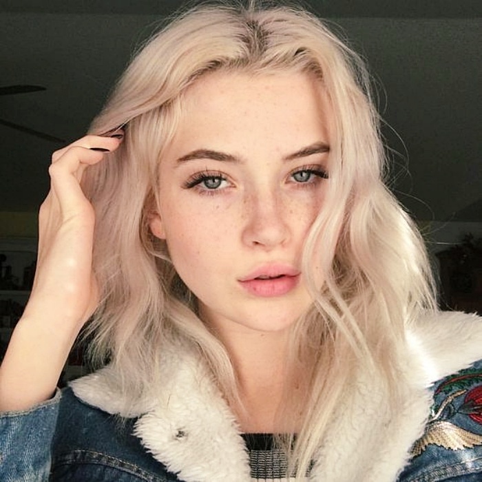 chica rubia con cabello corto teñido rubio platinado
