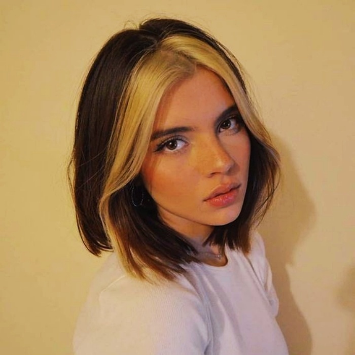 chica con cabello corto color castaño y dos mechones teñidos en color rubio