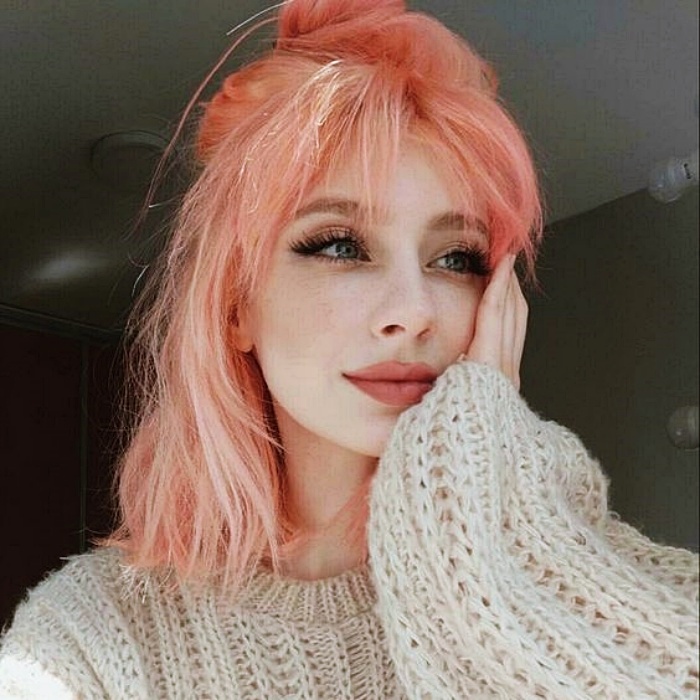 chica blanca con cabello teñido en color rosa pastel o baby pink