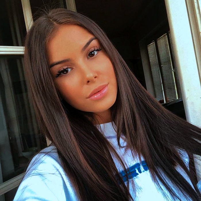 chica de piel morena con cabello largo color castaño oscuro