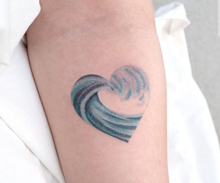 Tatuaje en forma de corazón con el mar en su interior