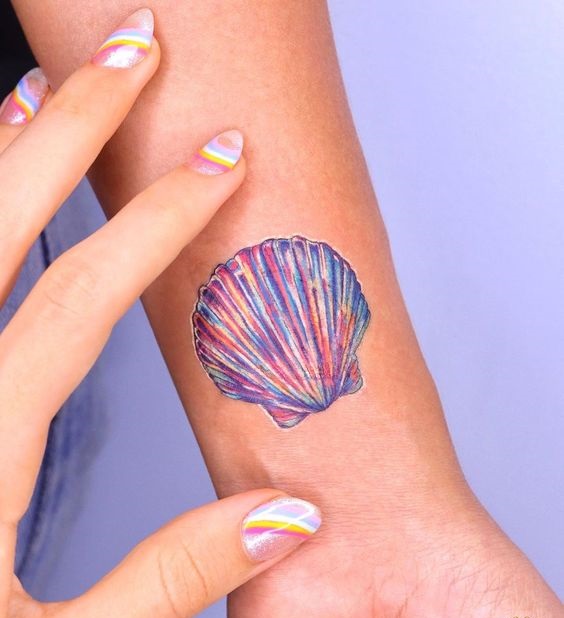 Tatuaje de concha marina con efecto metalizado en varios colores
