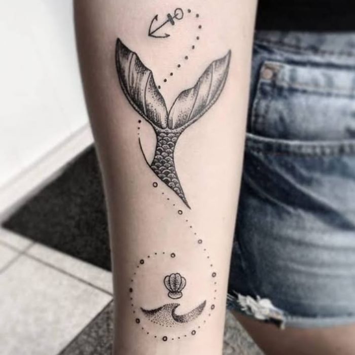 Tatuaje de cola de sirena con efectos de sombra