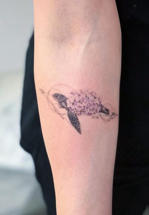 Tatuaje de tortuga decorada con flores de colores pastel