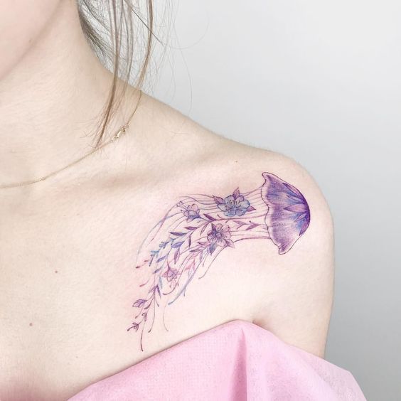 Tatuaje de medusa en tonos pastel