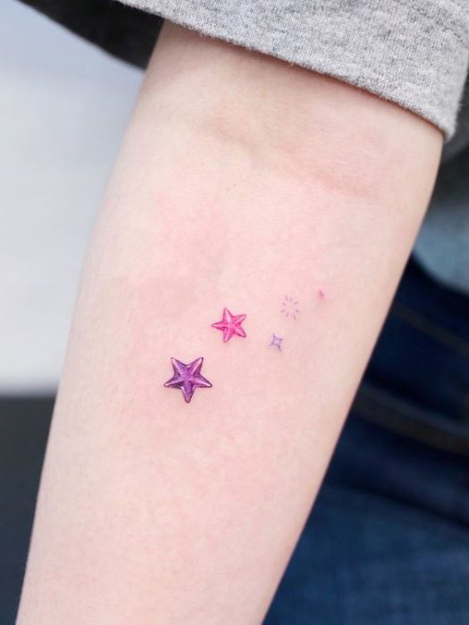 Minitatuaje de estrellas marinas en colores vibrantes