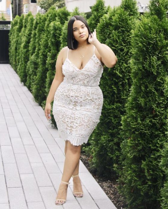 Chica curvy de melena corta con vestido ajustado blanco