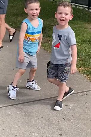 Niños sonriendo a la cámara después de abrazarse