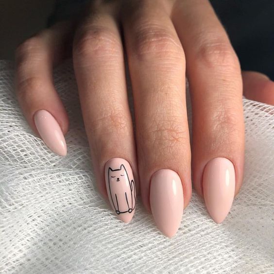 Manicura en tono beige de estilo almendra con decorado de silueta de gato