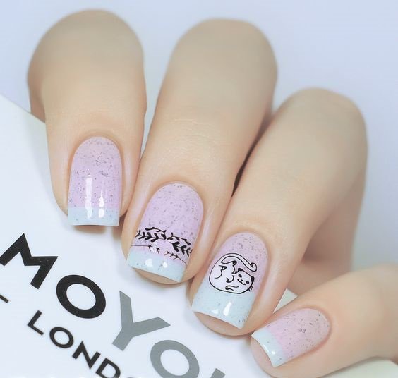 Manicura en tonos pastel rosa y menta con decoración de glitters y gatos