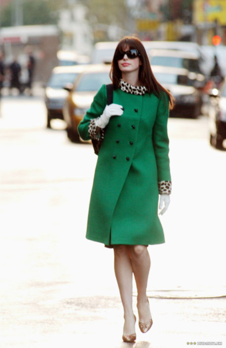 Escena de la película El Diablo Viste a la moda. Andrea caminando por la calle usando un abrigo de color verde