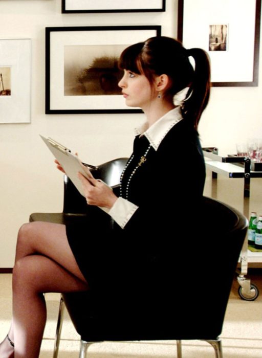 Escena de la película El Diablo Viste a la moda. Andrea en la oficina de Miranda tomando notas
