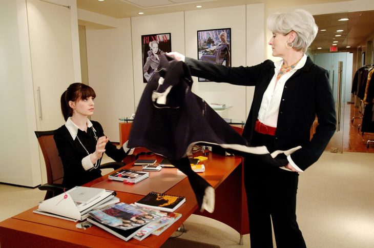 Escena de la película El Diablo Viste a la moda. Miranda entregándole a Andrea su abrigo de color negro