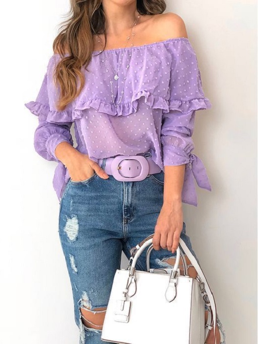 Chica usando blusa off the shoulder color lavanda