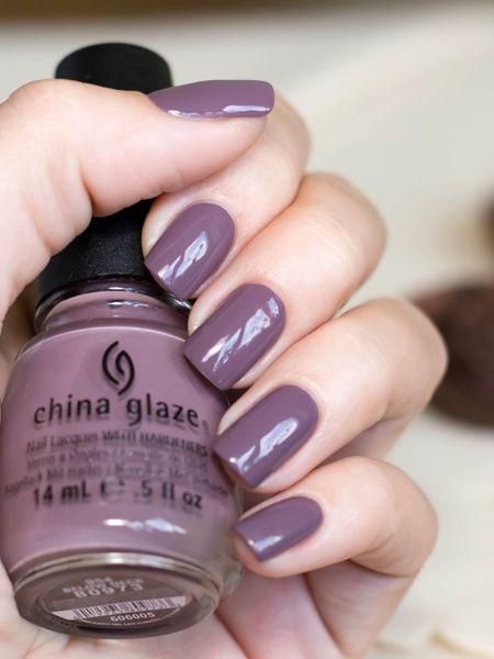 manos de mujer con manicura en tonos violeta grisáceos
