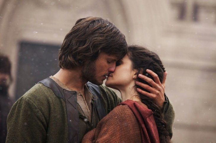 Escena de la serie alemana Un mundo sin fin, una pareja de novios besándose