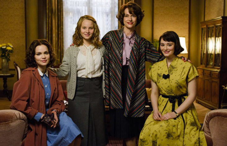 Escena de la serie Ku'damm 56, una madre y sus tres hijas posando para una fotografía familiar