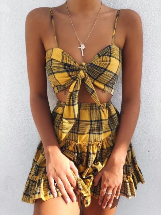 Chica usando conjunto amarillo de cuadros