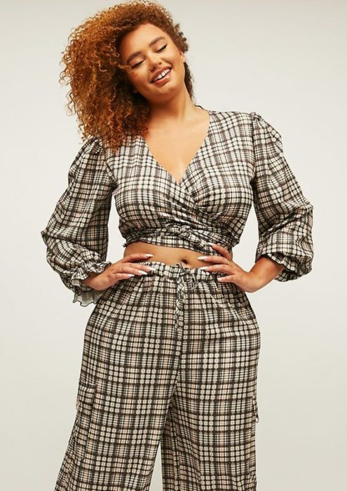 Modelo plus size con conjunto de cuadros gris