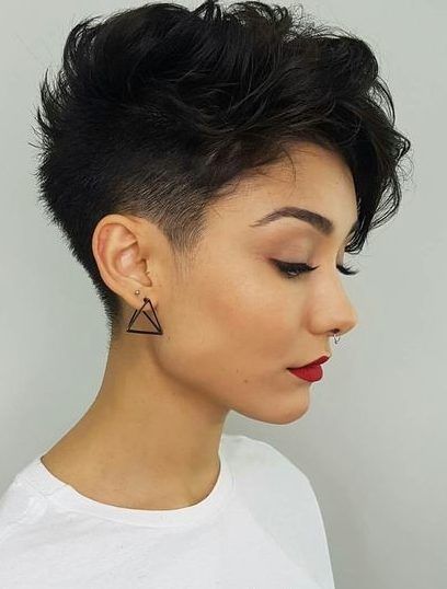 Chica morena con cabello estilo pixie
