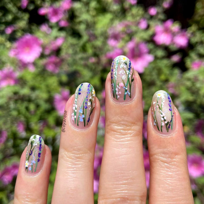 Manicura de flores; uñas con diseño de flor silvestre moradas