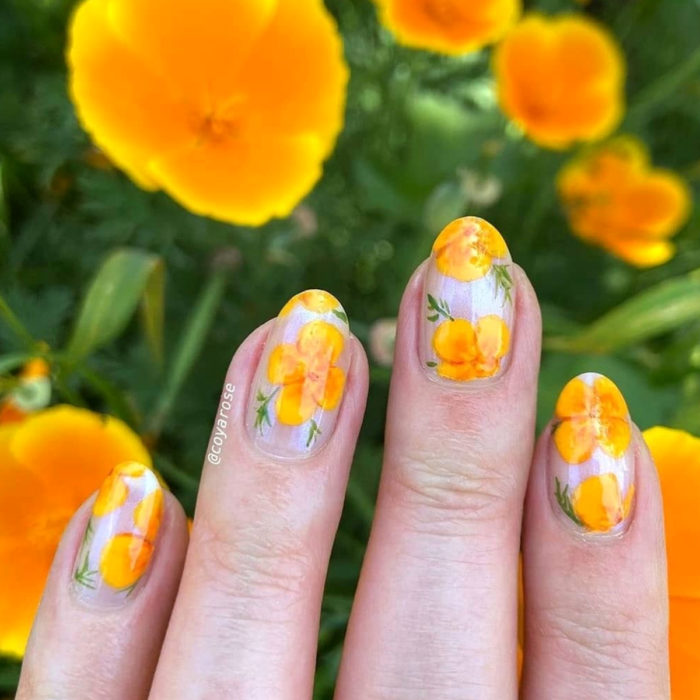 Manicura de flores; uñas con diseño de amapola de california anaranjadas