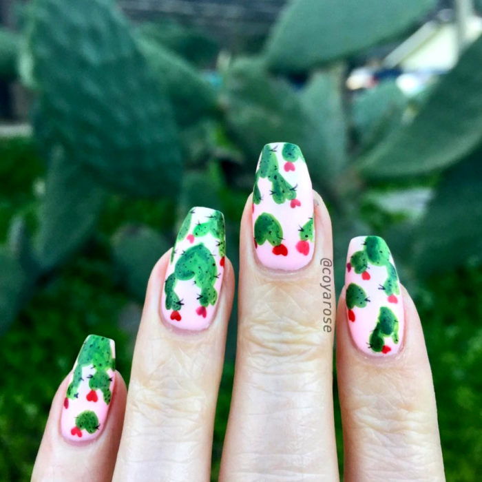 Manicura de flores; uñas con diseño de cactus