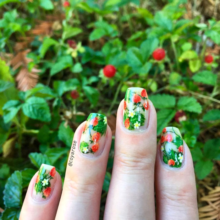 Manicura de flores; uñas con diseño de fresas