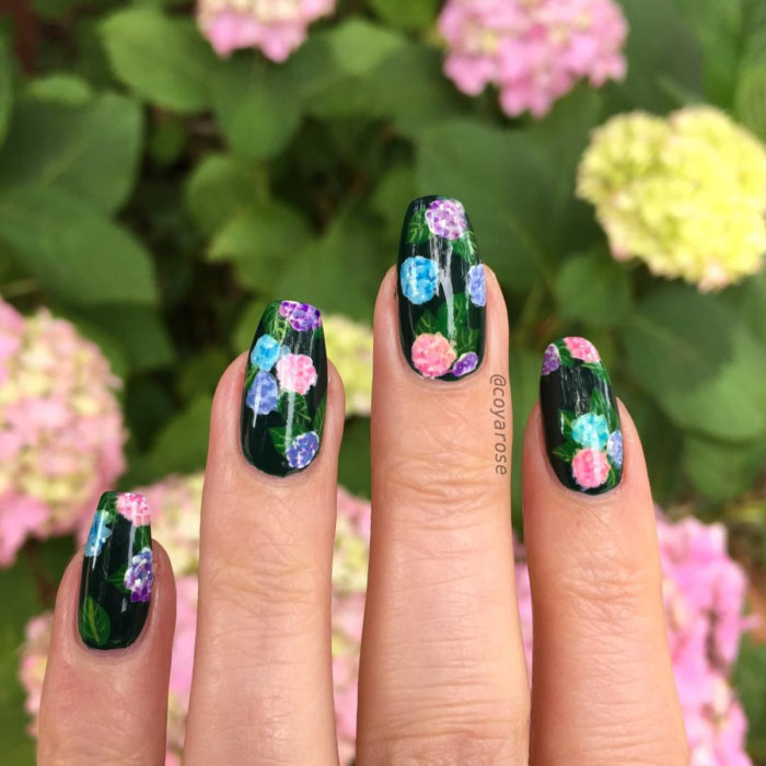 Manicura de flores; uñas con diseño de hortensias amarillas y rosas