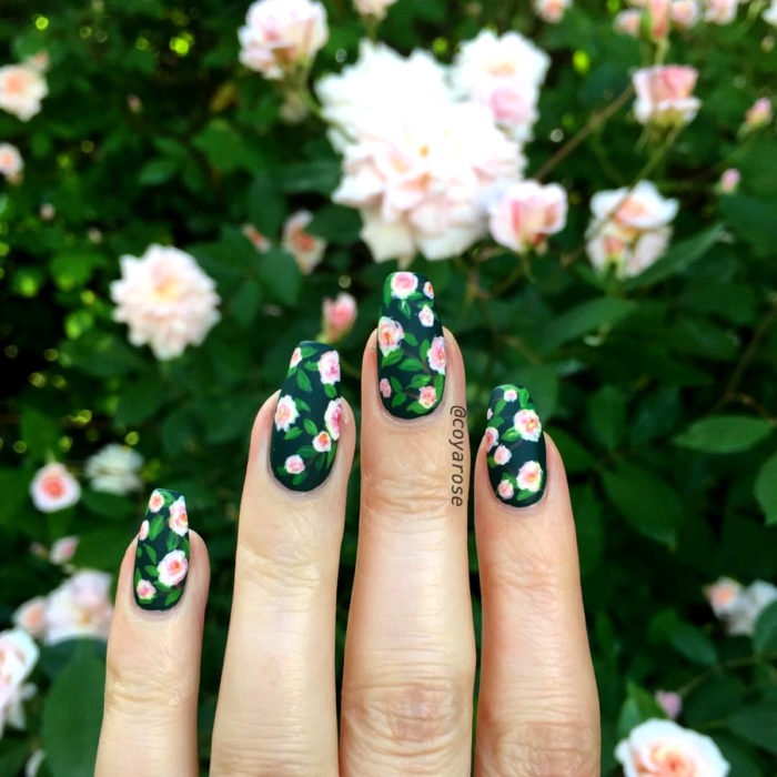 Manicura de flores; uñas con diseño de rosas Cécile Brunner