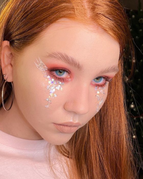 Maquillaje de ojos con tonalidades rosadas y efecto holograma
