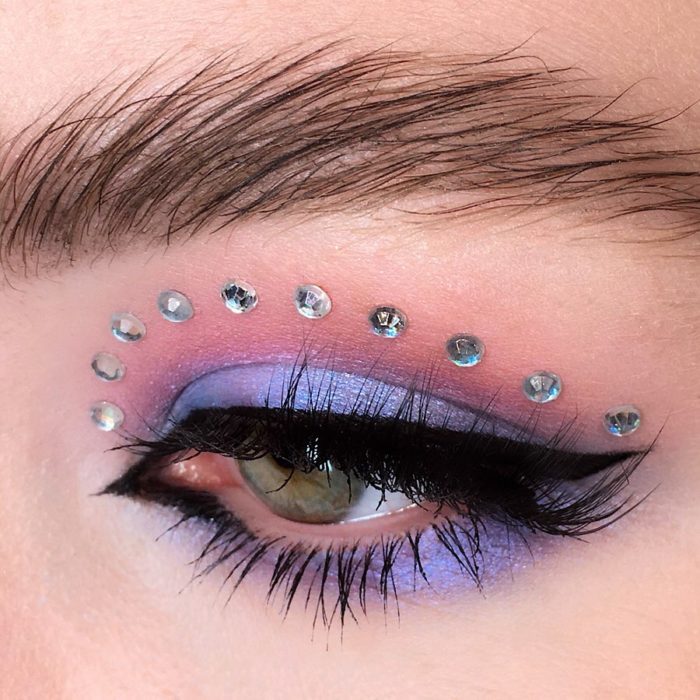 Maquillaje de ojos con tonalidades lilas y piedritas plateadas